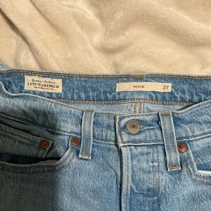 Levi’s Premium Wedgie Straight Jeans in Light Wash - Size 27